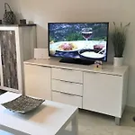 Modern 1 Bedroom Apartment, In Apartmán